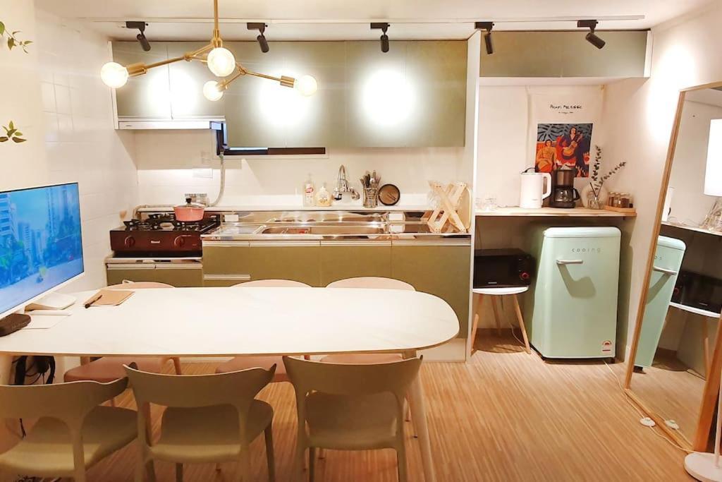 Apartment 3rooms 4beds Kitchen Hongik Stn 3min Seoul