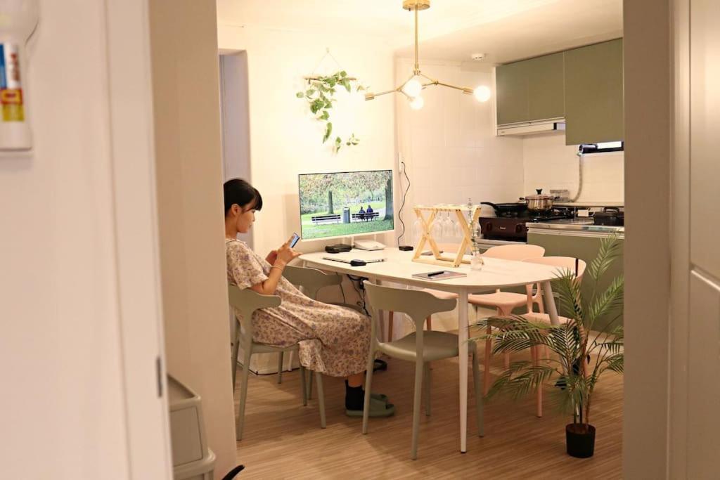Apartment 3rooms 4beds Kitchen Hongik Stn 3min *