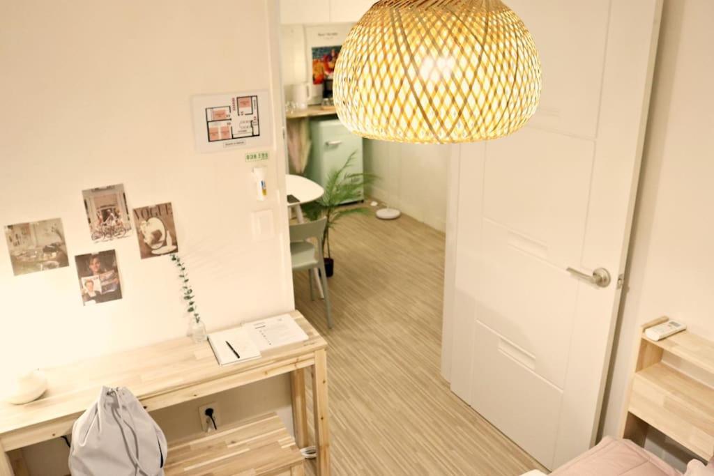 Apartment 3rooms 4beds Kitchen Hongik Stn 3min *